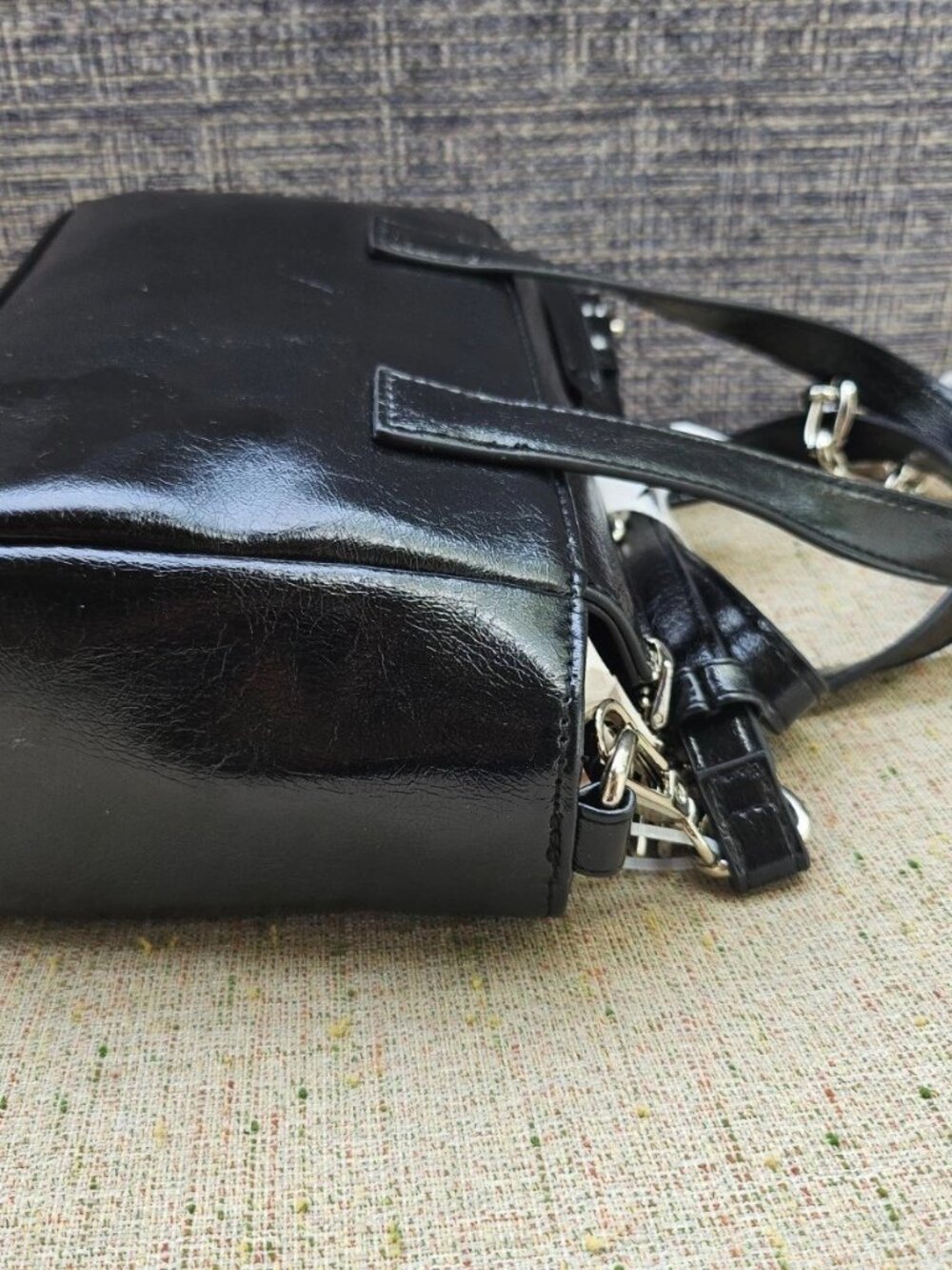 Madden NYC Women Handbag Purse Black Faux Patent Leather Crossbody W Heart Charm - Picture 7 of 8